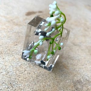 Set of 4 in box MCM Clear Acrylic Napkin Rings w/built in flower vase